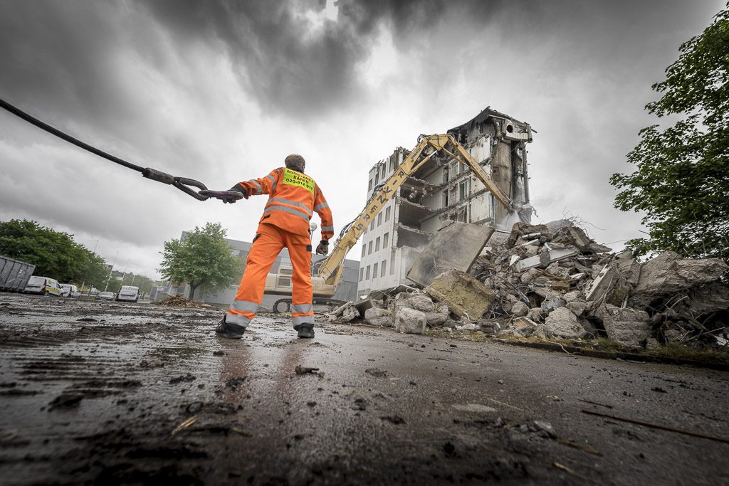 Assistanvekåren hälper till vi rivning av hus