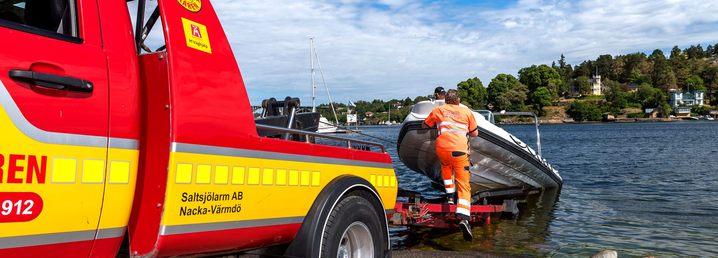 Assistancekårens bärgare hämtar och transporterar en båt