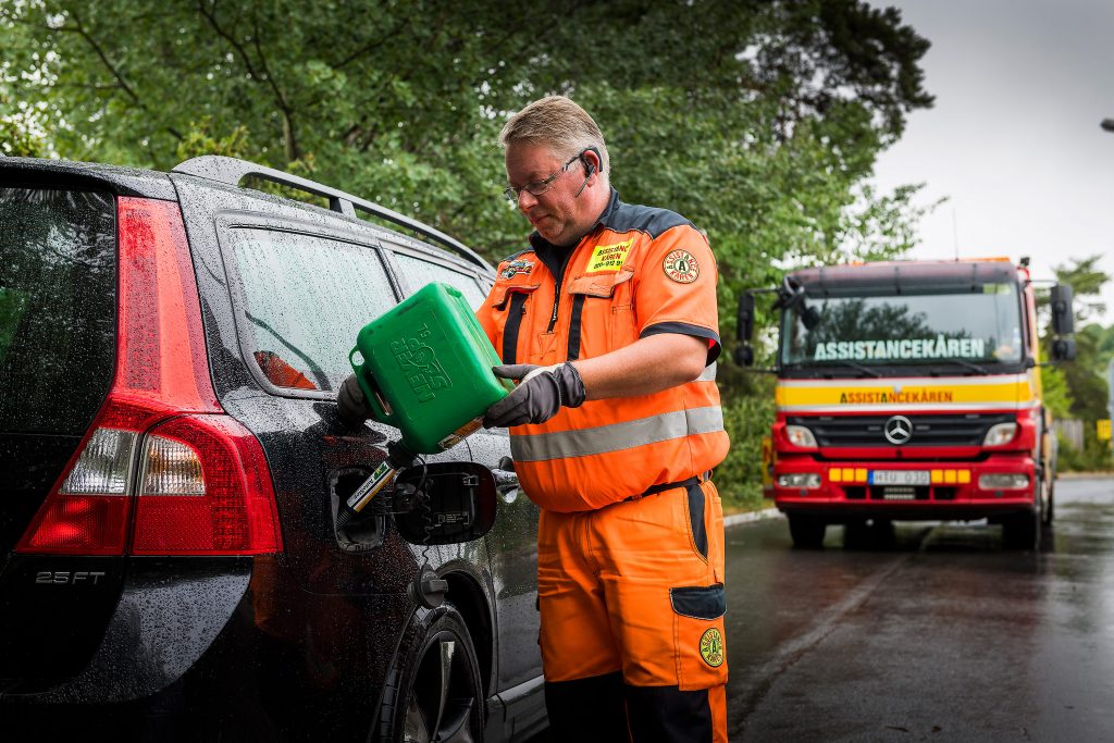 Assistancekårens vägassistans hjälper förare med bränslebrist