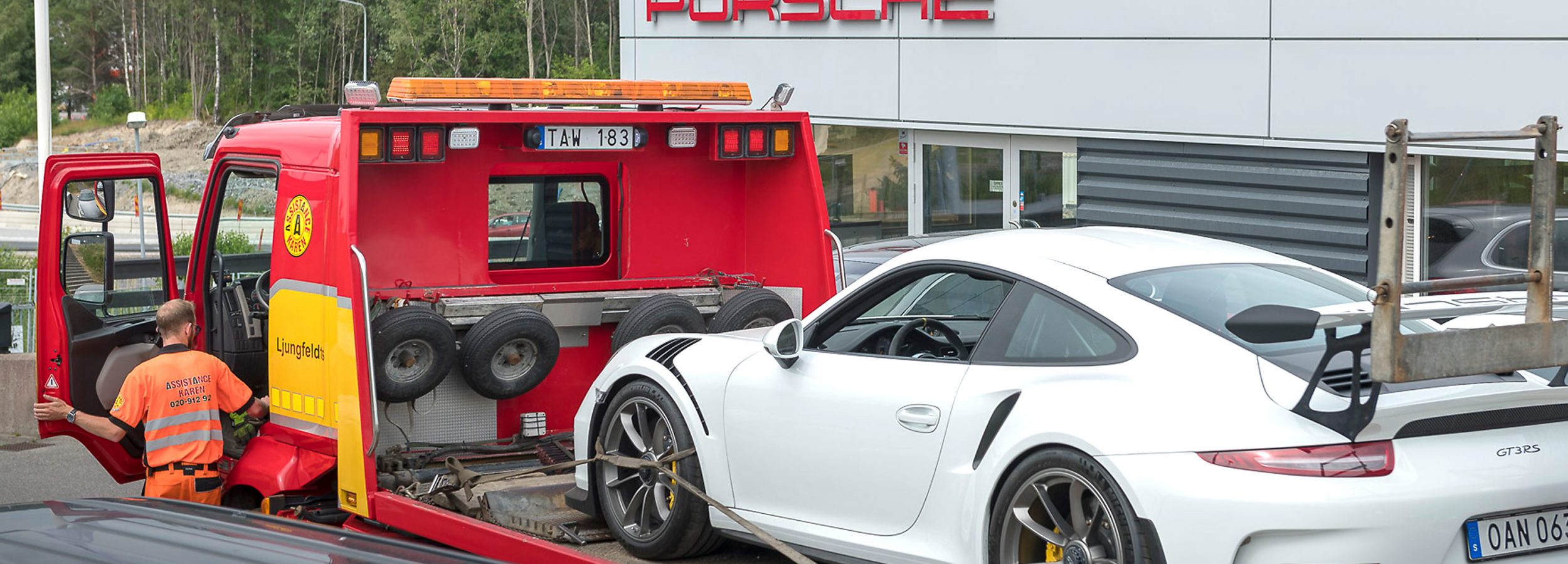 Flakbärgare från Assistancekåren bärgar en Porsche