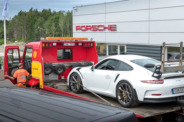 Flakbärgare från Assistancekåren bärgar en Porsche