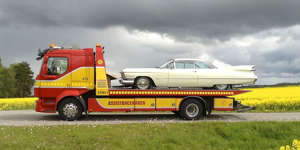 Assistancekårens flakbärgare transporterar veteranbil