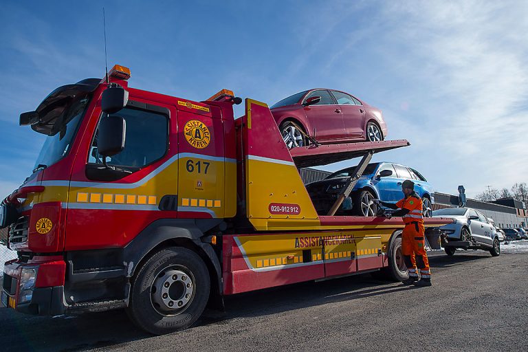 Flakbärgare från Assistancekåren med två etage ftransporterar personbilar