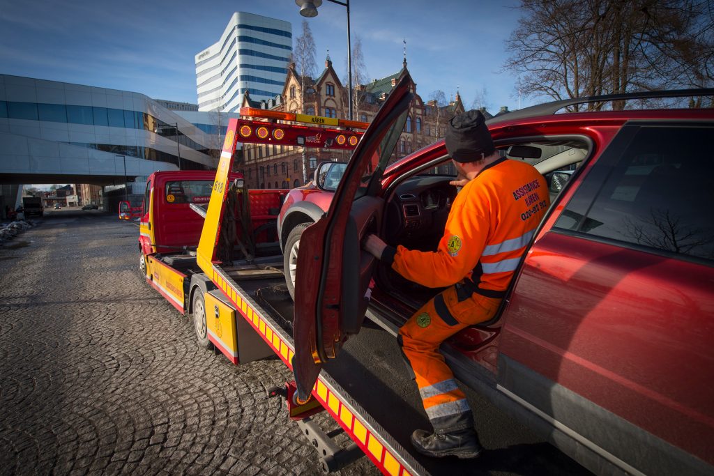 Assistancekårens bärgare bärgar och transporterar en personbil