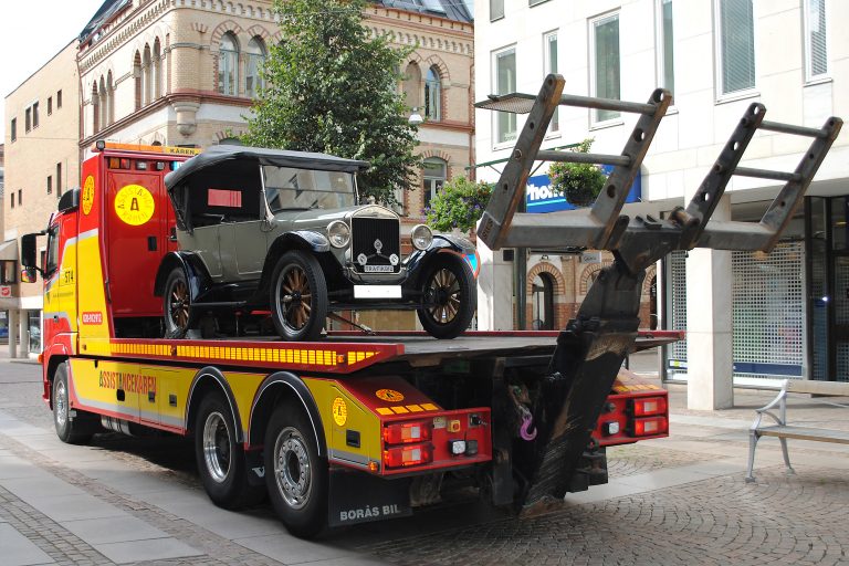 Flakbärgare från Assistancekåren transporterar en veteranbil