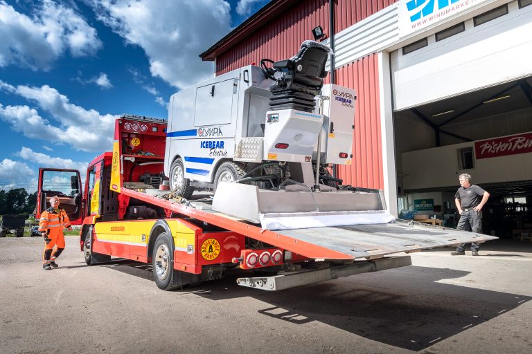 Flakbärgare från Assistancekåren transporterar en ismaskin