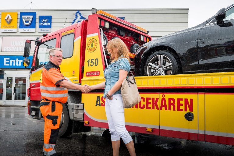 Assistancekårens bärgare transporterar bil till verkstad