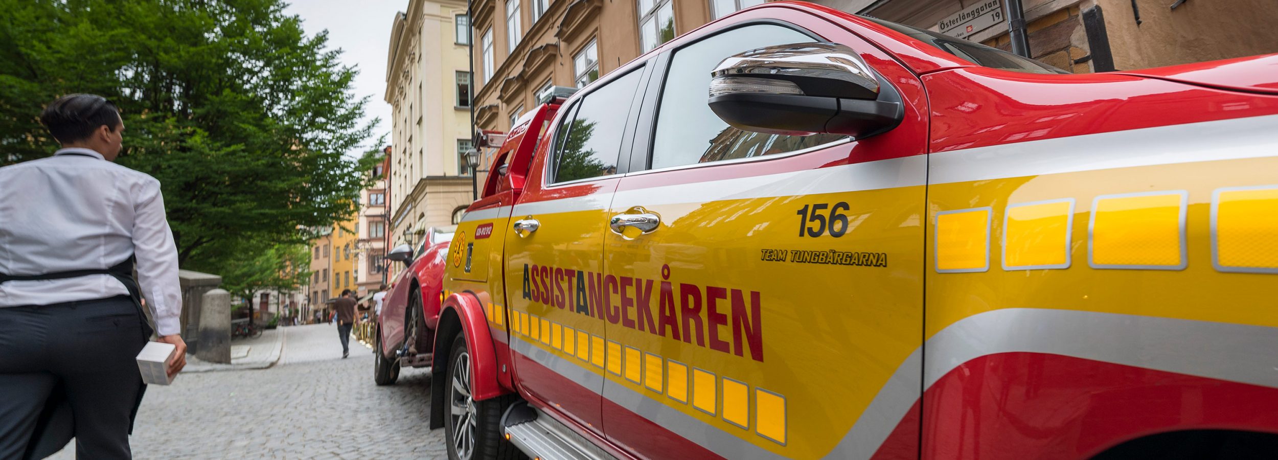 Assistancekårens bärgare kör personbil i Gamla stan i Stockholm