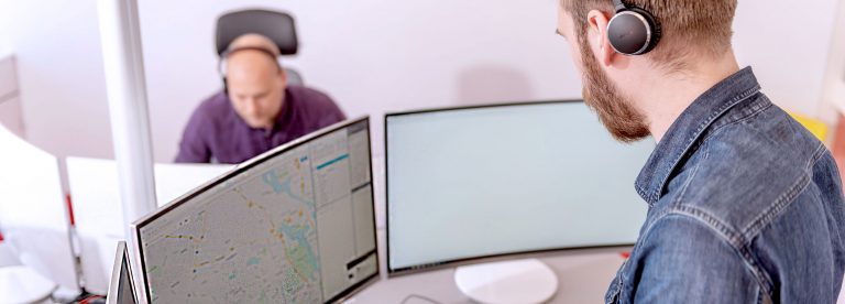 Assistancekårens trafikledning. Två personer arbetar vid varsin skärm
