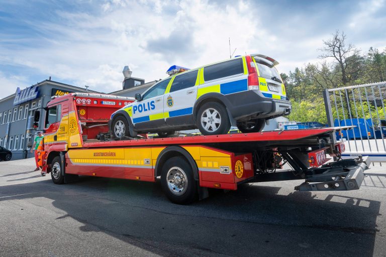 Flakbärgare från Assistancekåren. Det är den vanligaste typen av bärgarfordon och finns på de flesta orterna i Sverige och används både till bilbärgning, fordonstransport och vägassistans.