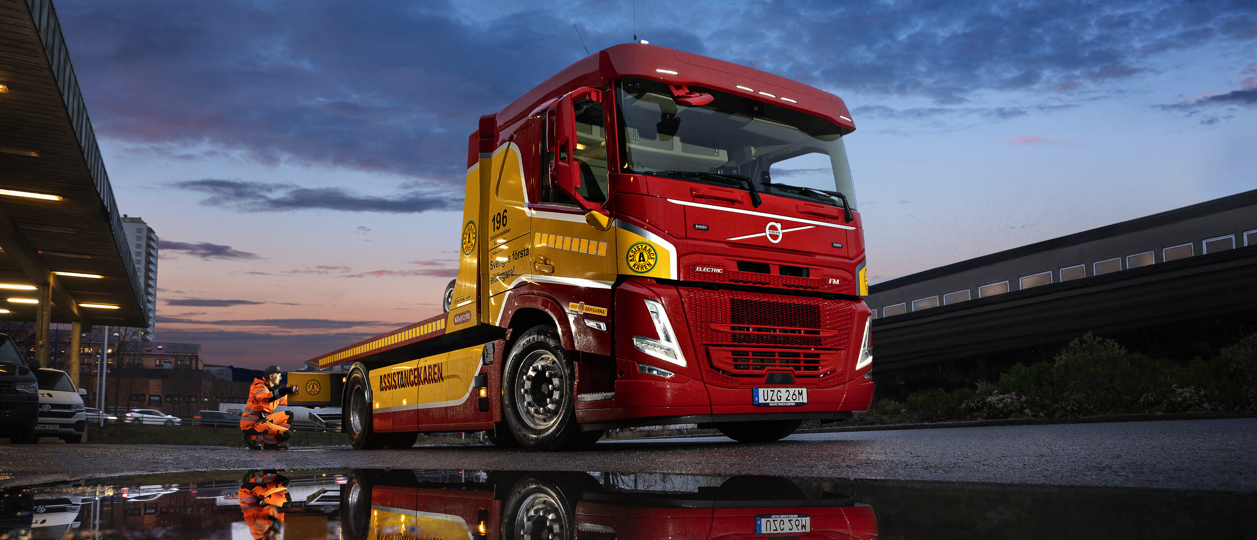 Sveriges första eldrivna bärgningsbil rullar i Assistancekårens färger. Tyst och utsläppsfri hjälper den trafikanter i Stockholmstrafiken sedan 1 december 2024.