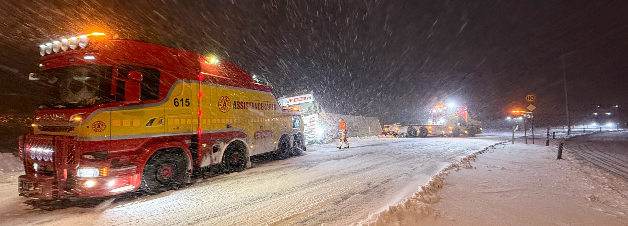 Assistancekåren Umeå hjälper vi en utländsk chaufför tillbaka på vägen. En ordentlig snöstorm hade dragit in och ställt till det på vägarna. Foto: Daniel Söderberg, Assistancekåren Umeå