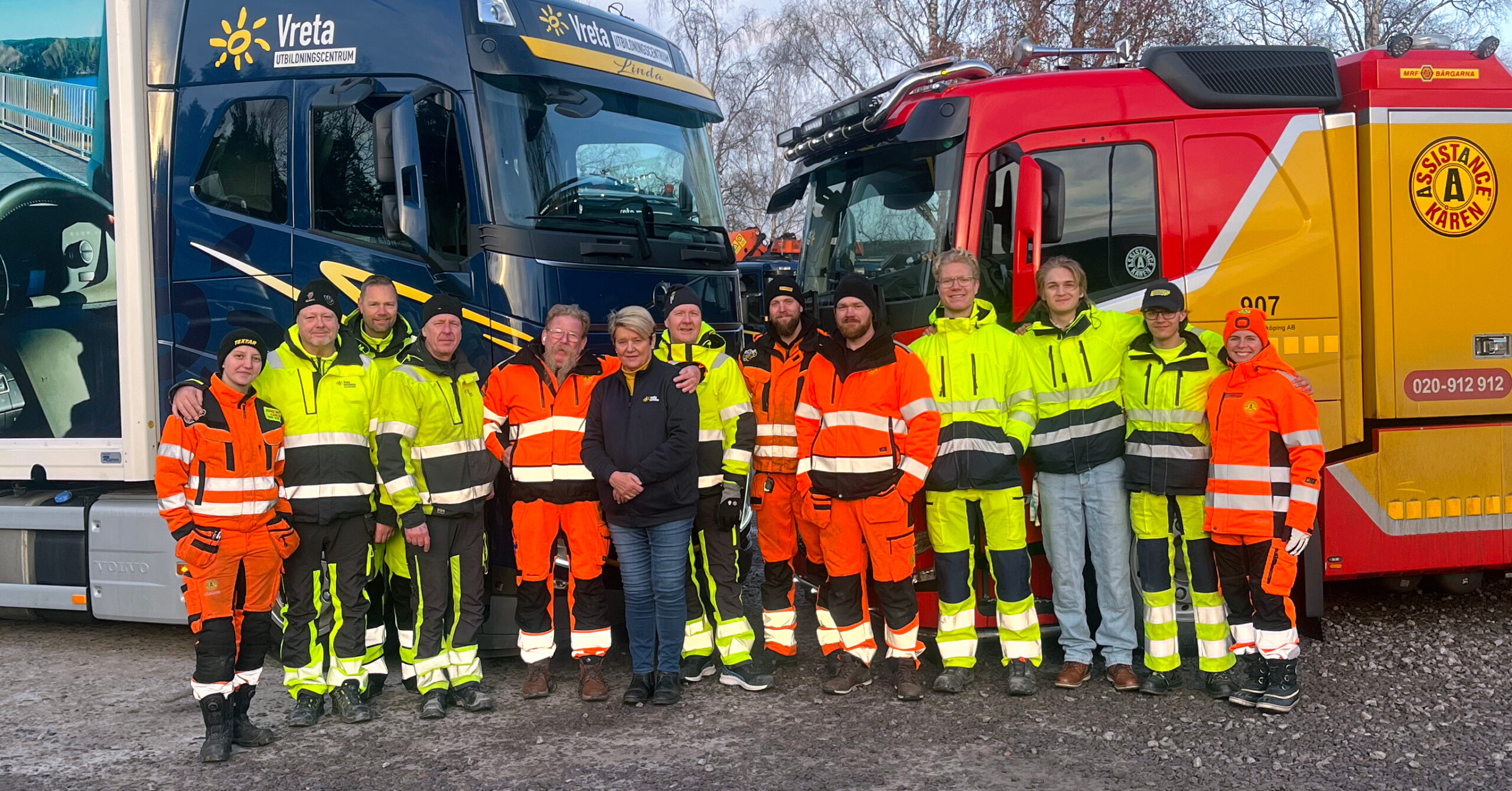 Personal från Vreta Utbildningscentrum tillsammans med bärgare från Assistancekåren.