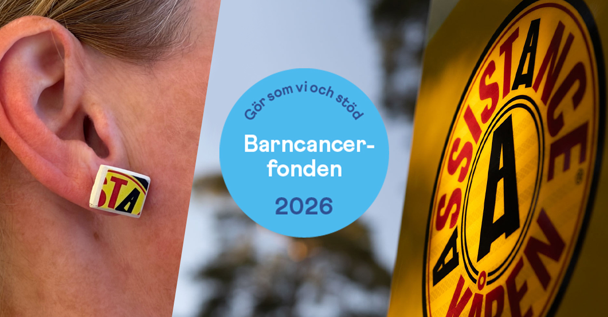 Närbild av ett handgjort örhänge tillverkat av en bit från en Assistancekåren-skylt, buret på ett öra. I mitten finns en blå cirkel med texten ”Gör som vi och stöd Barncancerfonden 2026”. Till höger syns en upplyst Assistancekåren-skylt i gult, rött och svart. Bilden är ett kampanjmotiv för Barncancermånaden och stöd till Barncancerfonden.