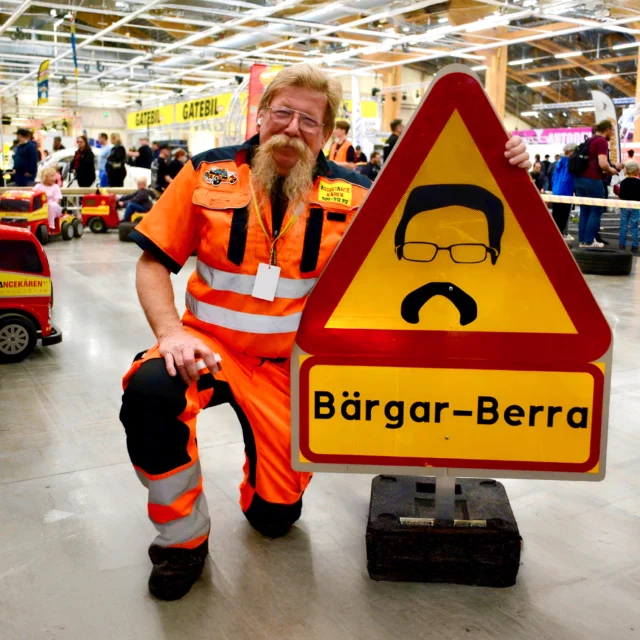Vilken påskhelg det blev på Custom Motor Show 2025! Hela 91 472 motorentusiaster besökte Elmia i Jönköping – och vi på Assistancekåren vill rikta ett stort TACK till alla som besökte vår monter!

Bärgar-Berra höll i en tävling där vi lottade ut en vägassistansförsäkring för varje dag under mässan. Nu har vi dragit vinnarna! Stort grattis till:

🏆 Pelle Pettersson från Forserum
🏆 Emelie Thorstenson från Ucklum
🏆 Michaela Westberg från Sundsvall
🏆 Magnus Dahlberg från Mellerud

📸 Bilderna i detta inlägg är tagna av SBI Sweden, tillverkaren av våra populära eldrivna mini-bärgningsbilar.

#Assistancekåren #CustomMotorShow #Elmia #Bärgning #Vägassistans #Bärgare #VägensHjältar #FrusnaVägar @sbisweden