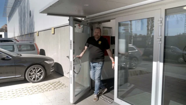 Finalavsnittet av vår miniserie om Assistancekårens Bärgningscenter i Stockholm släpps på fredag kl 18.00!

Avsnitt 3: Lokalen – ett nytt nav för bärgning i Stockholm

Häng med in i Assistancekåren Stockholms nya lokaler i Årsta och se hur de skapar bättre förutsättningar för snabbare utryckningar, effektivare fordonshantering och en mer hållbar arbetsvardag – strategiskt placerade nära Stockholms stora trafikleder.

🎬 Nytt avsnitt ute på fredag kl. 18.00 på YouTube
🎬 Premiärlänk: https://youtu.be/FS2lL52a7-o
🔔 Prenumerera nu så missar du inget!
🎥 Youtube.com/assistancekaren

#Assistancekåren @assistancekaren_sthlm #StockholmsBärgningsCenter #Bärgning #Vägassistans #Trafiksäkerhet #VägensHjältar #Årsta #HållbarTransport