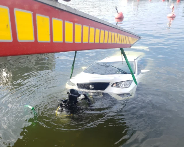 Oväntade badgäster i Stockholmsområdet - del 1! 🚗💦
📍 En solig söndag i Vaxholm fick ett oväntat inslag när en bil rullade över kajkanten och hamnade under vatten. Assistancekåren Norrort ryckte ut tillsammans med polis, kustbevakning och dykare. Lyckligtvis kom inga människor till skada. Cirka 3,5 timmar efter larmet var bilen bärgad och inlåst på verkstad.

Tack till alla inblandade för ett bra samarbete!

#Assistancekåren #Bärgning #Undervattensbärgning #Vägassistans #Väghjälp #Vägassistansförsäkring #Bärgare #Vägenshjältar