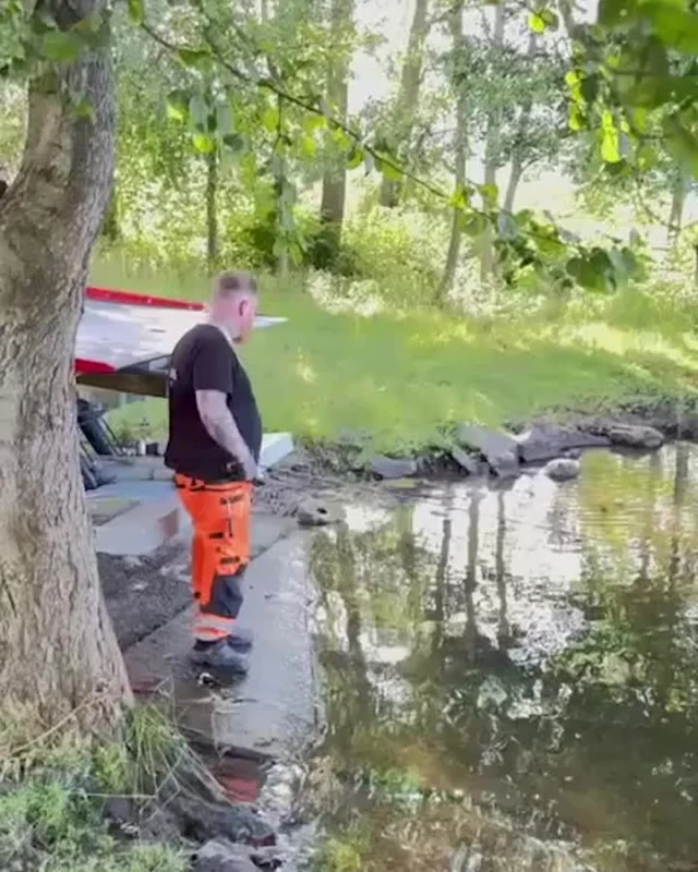 Oväntade badgäster i Stockholmsområdet - del 2! 🚗💦

📍 I Mälaren upptäcktes en bil nedsänkt vid en båtramp, cirka tre meter under ytan. Assistancekåren kallades in för att bistå med bärgning i samarbete med polis, räddningstjänst och dykare.

Bilen var anmäld stulen och hade legat i vattnet en tid, men kunde tillslut lyftas upp och tas om hand.

#Assistancekåren #Bärgning #Undervattensbärgning #Vägassistans #Väghjälp #Vägassistansförsäkring #Bärgare #Vägenshjältar